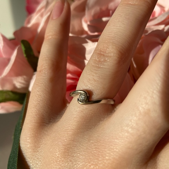 10kt White Gold Twisted Diamond Solitaire Ring - Picture 6 of 9